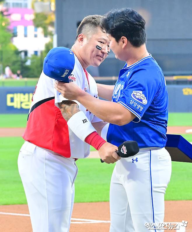 10일 오후 광주기아챔피언스필드에서 열린 '2025 신한 SOL Bank KBO리그' 삼성 라이온즈와 KIA 타이거즈의 경기, 경기 전 삼성 오승환 은퇴투어 행사가 진행됐다.  이날 행사에서 KIA 최형우가 삼성 오승환에게 감사패를 전달하고 있다. 광주, 김한준 기자