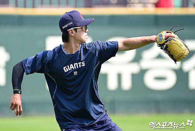 롯데 자이언츠 내야수 전민재가 10일 부산 사직야구장에서 열린 2025 신한 SOL Bank KBO리그 한화 이글스와 팀 간 15차전에 앞서 복귀했다. 사진 엑스포츠뉴스 DB