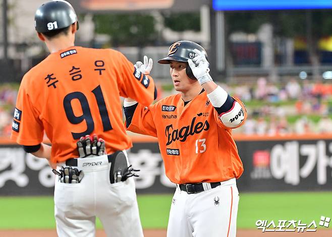 한화 이글스 포수 최재훈(오른쪽)이 10일 부산 사직야구장에서 열린 2025 신한 SOL Bank KBO리그 롯데 자이언츠와의 팀 간 15차전에서 3회초 2타점 2루타를 기록, 팀 대승에 힘을 보탰다. 사진 엑스포츠뉴스 DB