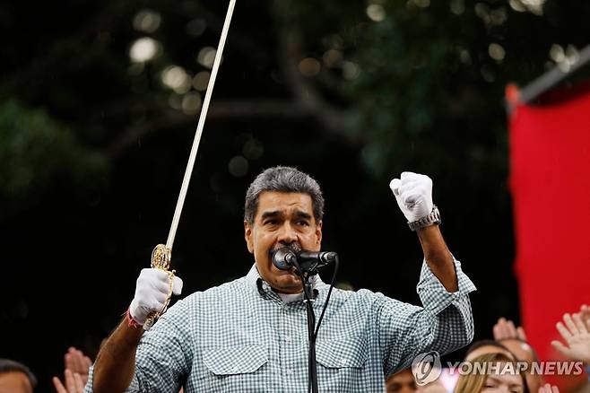 독립 영웅 시몬 볼리바르의 칼 복제품을 들고 연설하는 마두로 [AFP 연합뉴스 자료사진. 재판매 및 DB 금지]