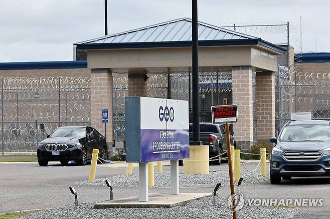 포크스턴 이민세관단속국 구금시설 (포크스턴[미국 조지아주]=연합뉴스) 윤동진 기자 = 9일(현지시간) 미국 당국의 이민단속으로 체포된 현대차-LG엔솔 배터리공장 건설 현장 직원들이 수감돼 있는 조지아주 포크스턴의 이민세관단속국(ICE) 구금시설 모습. 2025.9.10 mon@yna.co.kr