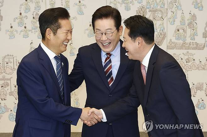 악수하는 여야 대표와 이재명 대통령 (서울=연합뉴스) 한상균 기자 = 이재명 대통령이 8일 용산 대통령실에서 여야 지도부 오찬 회동에 참석한 더불어민주당 정청래 대표와 국민의힘 장동혁 대표가 악수하는 모습을 보고 있다. 2025.9.8 [대통령실통신사진기자단] xyz@yna.co.kr