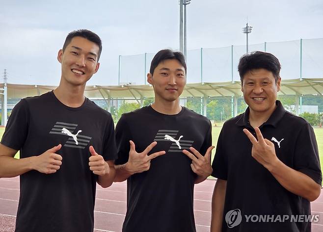 도쿄 세계선수권 준비하는 우상혁, 유규민, 김도균 감독 (진천=연합뉴스) 하남직 기자 = 도쿄 세계육상선수권을 앞두고 훈련 중인 우상혁(왼쪽부터)과 유규민, 김도균 감독이 8일 진천선수촌에서 연합뉴스와 인터뷰하고 있다. 2025.9.8 jiks79@yna.co.kr