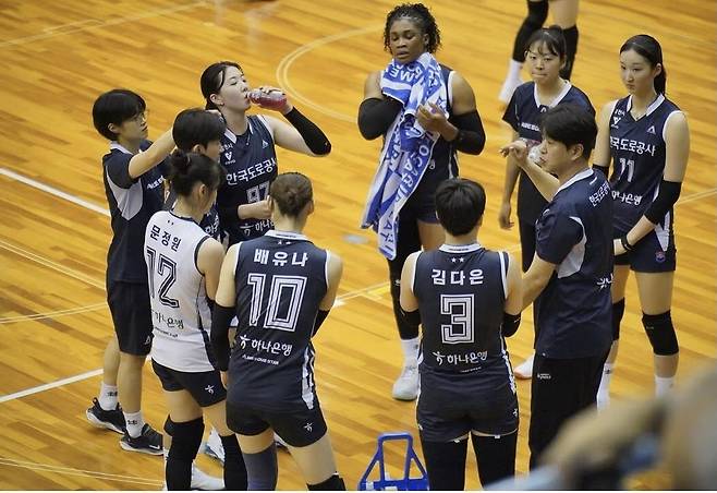 외국인 거포 모마(뒤쪽 중앙)가 가세한 도로공사 배구단 [한국도로공사 배구단 제공. 재판매 및 DB 금지]