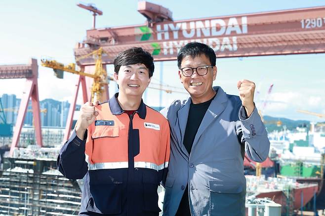 고민철(아들·왼쪽) 명장과 고윤열(아버지) 명장 [HD현대중공업 제공. 재판매 및 DB 금지]