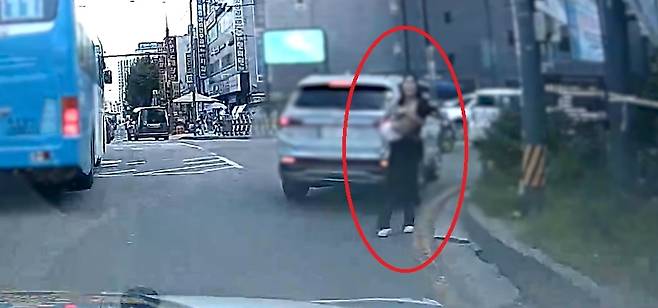 A씨가 B군을 안고 순찰차로 달려오는 모습 [경기남부경찰청 제공. 재판매 및 DB 금지]