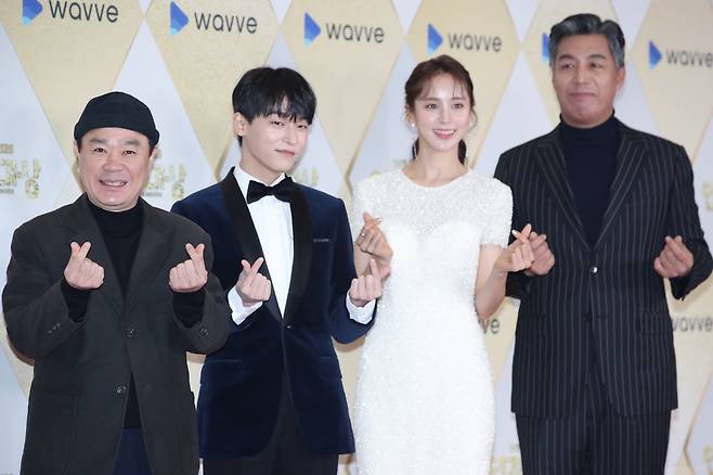 '2019 SBS 연기대상'  (서울=연합뉴스) 2019년 12월 31일 서울 마포구 SBS 프리즘타워에서 열린 '2019 SBS 연기대상' 레드카펫에서 배우 정규수(왼쪽부터), 병헌, 노행하, 안길강이 포즈를 취하고 있다. [연합뉴스 자료 사진]