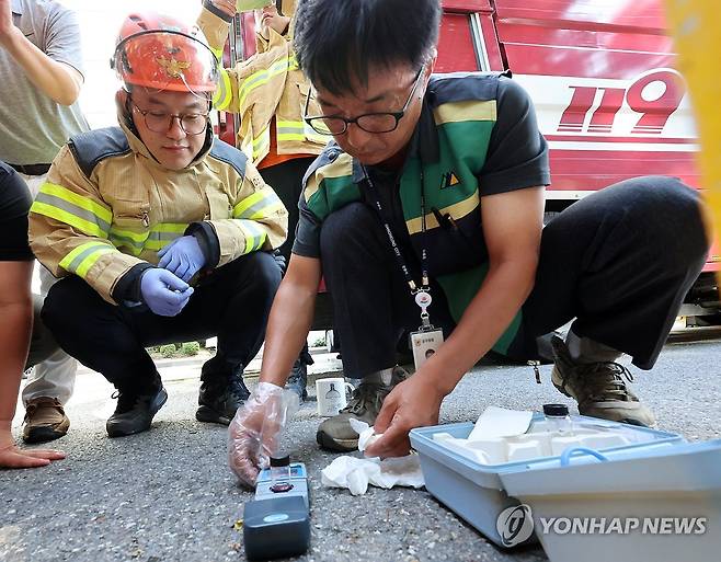 아파트 저수조 채울 생활용수의 수질 검사 (강릉=연합뉴스) 유형재 기자 = 10일 최악의 가뭄으로 제한급수가 시행 중인 강원 강릉시 초당동의 한 아파트에서 관계자들이 소방차가 저수조에 넣어 줄 물의 수질검사를 하고 있다. 2025.9.10 yoo21@yna.co.kr