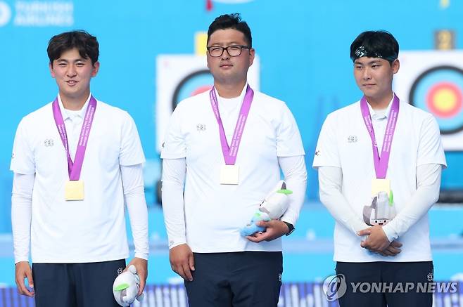 한국 양궁, 세계선수권 남자 단체 3연패 (광주=연합뉴스) 김성민 기자 = 10일 광주 남구 광주국제양궁장에서 열린 2025 세계양궁선수권대회 리커브 남자 단체전 결승에서 금메달을 차지한 김제덕(왼쪽부터), 김우진, 이우석이 금메달을 목에 걸고 있다. 2025.9.10 ksm7976@yna.co.kr