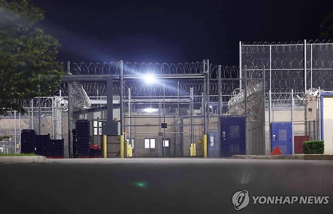 적막감 흐르는 포크스턴 이민세관단속국 구금시설 (포크스턴[미국 조지아주]=연합뉴스) 윤동진 기자 = 10일(현지시간) 미국 당국의 이민단속으로 체포된 현대차-LG엔솔 배터리공장 건설 현장 직원들이 수감돼 있는 조지아주 포크스턴의 이민세관단속국(ICE) 구금시설. 외교부는 이날 미국 이민당국에 구금된 한국인들을 데려오려던 전세기 출발이 미국측 사정으로 어렵게 됐다고 밝혔다. 2025.9.10 mon@yna.co.kr
