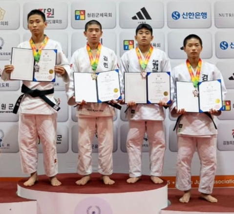 11일 강원 철원실내체육관에서 열린 2025 철원컵유도대회 남중부 60㎏급 개인전 1위 박현우(왼쪽 2번째)와 3위 김예준(맨 오른쪽·의정부 경민중)이 시상대 위에서 기념사진을 찍고 있다. 사진=경민중학교