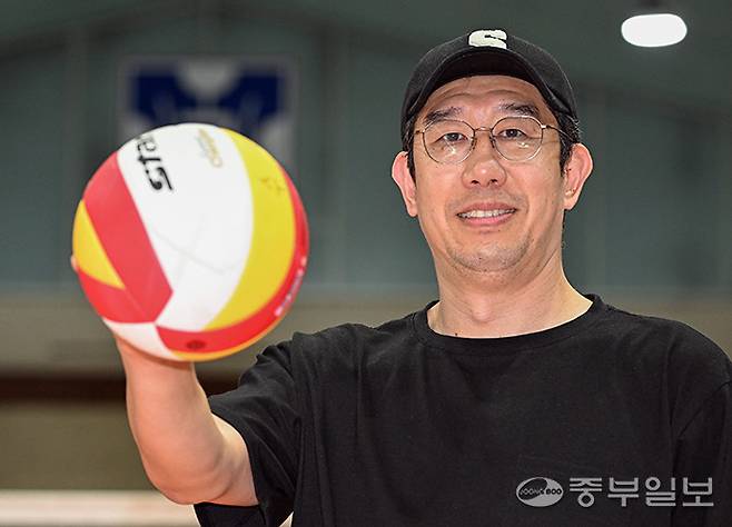 11일 수성고체육관에서 중부일보와 인터뷰에 앞서 포즈를 취하는 후인정 수성고 배구감독. 임채운기자