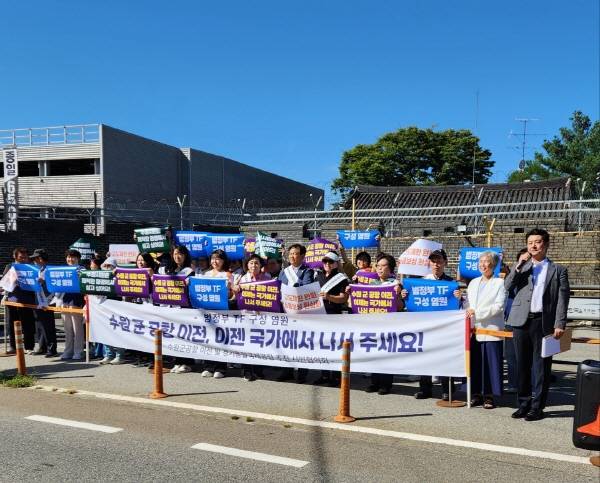11일 수원 군 공항 이전 시민협의회가 세류동 소재 제10전투비행장 앞에서 군 공항 이전 범정부 TF 구성을 촉구하는 집회를 갖고 있다. [사진=시민협의회]