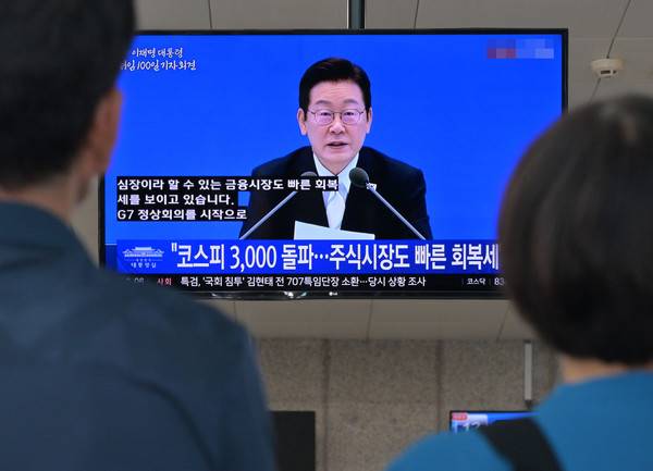 11일 중구 인천항 연안여객터미널 대합실에서 시민들이 이재명 대통령 취임 100일 기자회견 생중계를 시청하고 있다. 이진우 기자 ljw@kihoilbo.co.kr