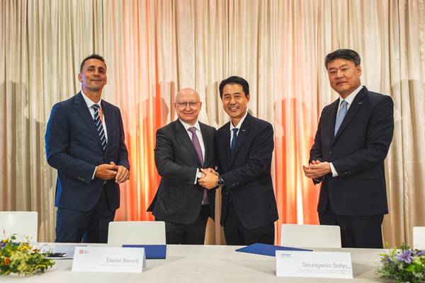 10일(현지 시각) 체코 프라하 CEZ 본사에서 열린 테믈린 원전 1·2호기 발전기 교체 사업 계약 체결식에서 각 사 관계자들이 기념촬영을 하고 있다. 왼쪽부터 보흐단 즈로넥(Bohdan Zronek) CEZ 원자력 본부장, 다니엘 베네쉬(Daniel Benes) CEO, 손승우 두산에너빌리티 파워서비스 BG장, 임영기 두산스코다파워 법인장. /두산에너빌리티