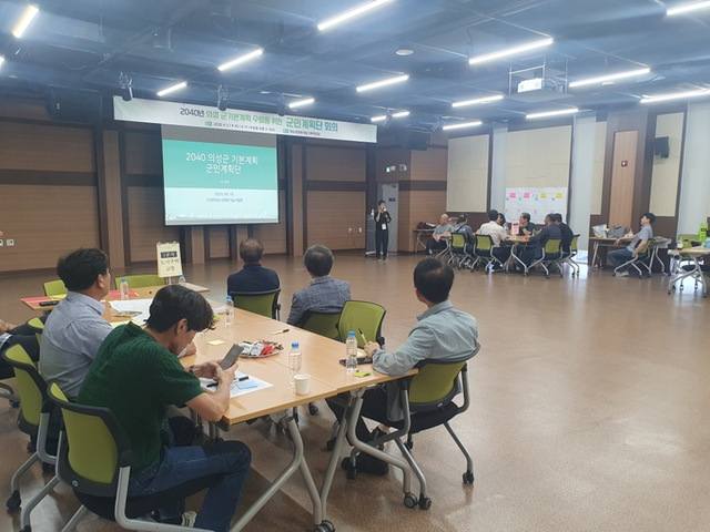 ▲ 1일 열린 회의에서 주민과 진행위원들이 청중석과 발표석을 나눠 앉아 지역 현안을 논의하며 도시 미래상 수립에 의견을 보탰다. 의성군