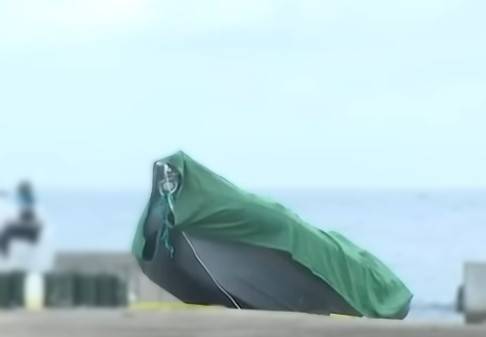 제주시 한경면 해안에서 발견된 수상한 고무보트.