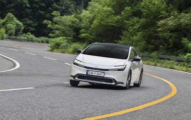 프리우스 AWD는 상시 사륜구동 덕분에 굽이진 산악길에서도 미끄러짐 없는 완벽한 주행을 선보인다. 사진=토요타 코리아