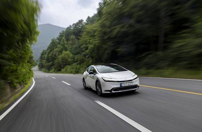 주행 중인 프리우스 AWD. 사진=토요타코리아