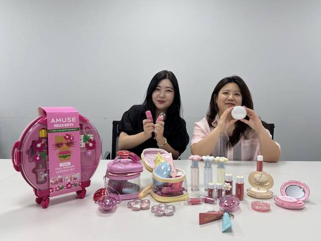 한소담 어뮤즈 마케팅커뮤니케이션 리드(오른쪽)와 박가나 어뮤즈 제품개발 리드(왼쪽)가 어뮤즈의 주요 제품을 소개하고 있다. / 사진=어뮤즈