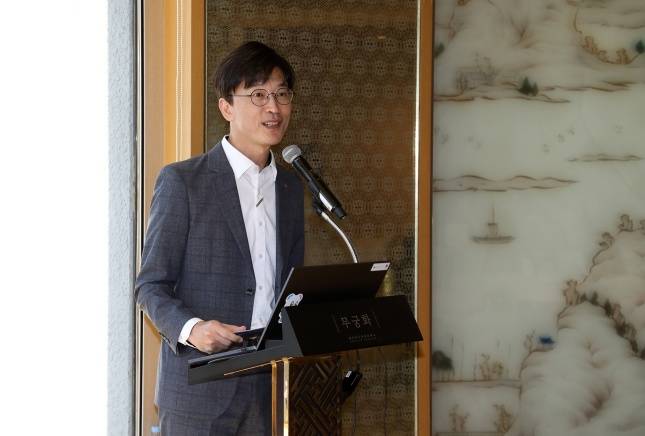 김범석 롯데호텔 마케팅부문장이 기자간담회에서 롯데호텔 김치를 소개하고 있다./사진=롯데호텔