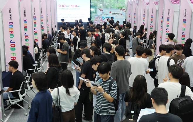 10일 오후 부산 남구 국립부경대에서 열린 취업박람회 ‘PKNU 드림 잡 페어’에서 취업 준비생들이 기업인사 담당자들과 채용 상담하고 있다.(사진=연합뉴스)