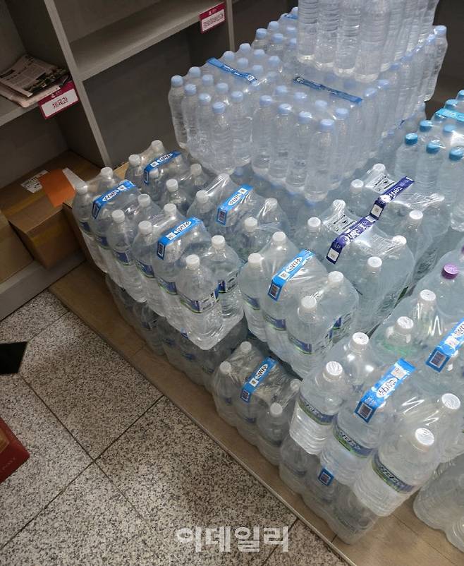 강릉 출신 직장인 김수민(24)·심수연(24)씨가 사회관계망서비스(SNS)에서 생수 기부 캠페인을 열어 기부 받은 생수 중 일부가 쌓여있다. (사진=김수민씨 제공)