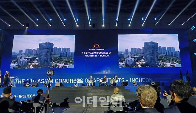 11일 인천 송도컨벤시아에서 열린 제21차 아시아건축사대회 개회식 기조포럼에서 이상림 인천시 총괄건축가가 발표하고 있다. (사진 = 이종일 기자)