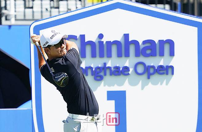 1번홀에서 티샷하는 송영한. (사진=이데일리 골프in 김상민 기자)