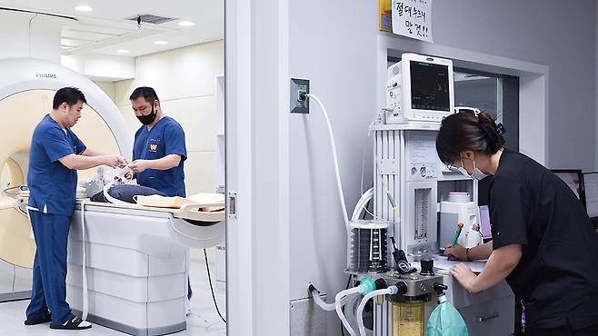 MRI 촬영을 위해 장비를 세팅 중인 모습. 반려동물은 CT, MRI 촬영 시 전신마취를 해야 하기에 세심한 마취 모니터링이 이뤄져야 한다(동물병원 제공). ⓒ 뉴스1