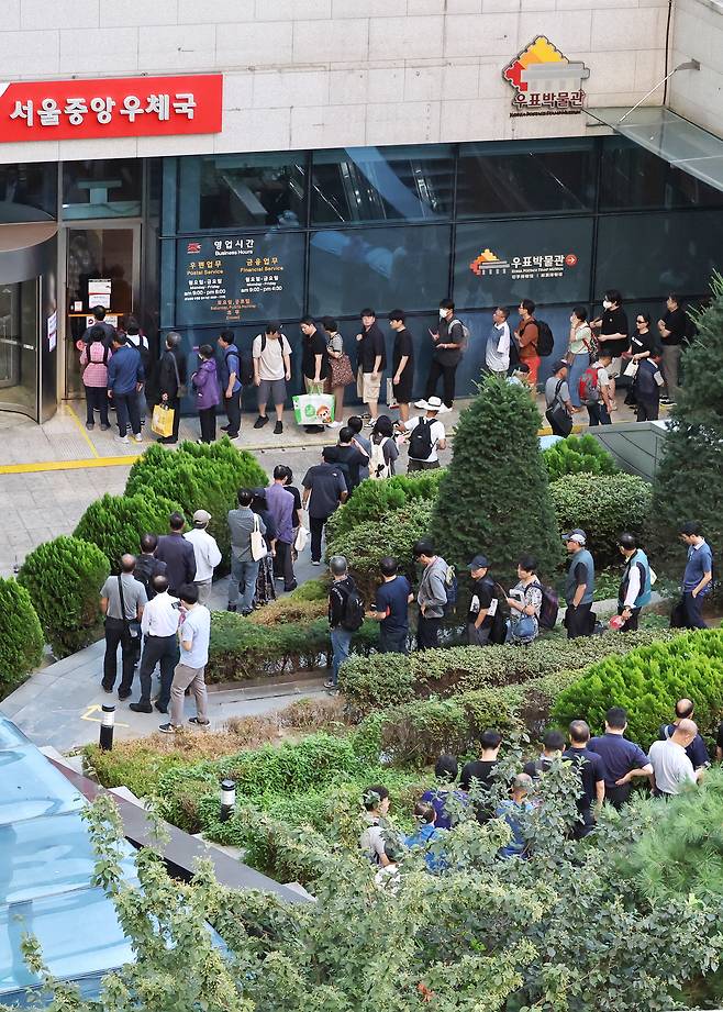 11일 오전 서울 중구 서울중앙우체국 앞에서 시민들이 이재명 대통령 취임 100일 기념 우표를 사기 위해 길게 줄을 서 우체국 영업 시작을 기다리고 있다. 2025.9.11/뉴스1 ⓒ News1 민경석 기자