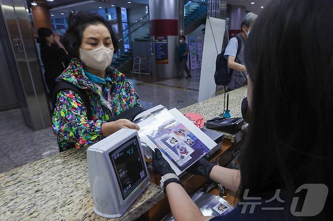 이재명 대통령 취임 100일 기념우표 판매가 시작된 11일 서울 중구 서울중앙우체국에서 한 시민이 우표를 구매하고 있다. (공동취재) 2025.9.11/뉴스1 ⓒ News1 민경석 기자