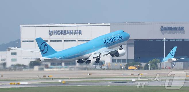 미국 조지아주 현대차그룹-LG에너지솔루션 배터리 합작 공장 건설 현장에서 체포·구금된 우리 국민 300여명을 태울 대한항공 B747-8i 전세기가 10일 오전 인천국제공항에서 이륙하고 있다. 2025.9.10/뉴스1 ⓒ News1 공항사진기자단