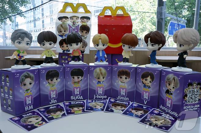 맥도날드가 방탄소년단(BTS) 캐릭터 '타이니탄' 해피밀 토이를 한정 수량으로 선보인다고 밝힌 11일 서울 시내의 한 맥도날드 매장에서 타이니탄 토이가 공개되고 있다.  2025.9.11/뉴스1 ⓒ News1 박정호 기자