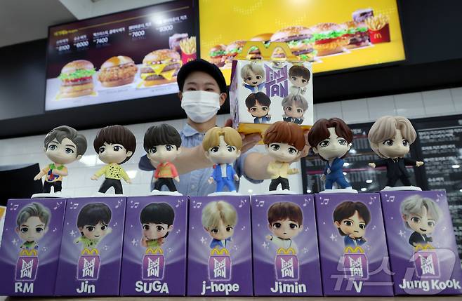 맥도날드가 방탄소년단(BTS) 캐릭터 '타이니탄' 해피밀 토이를 한정 수량으로 선보인다고 밝힌 11일 서울 시내의 한 맥도날드 매장에서 매니저가 해피밀 세트와 타이니탄 토이를 선보이고 있다.  2025.9.11/뉴스1 ⓒ News1 박정호 기자