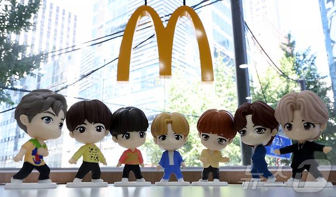 맥도날드가 방탄소년단(BTS) 캐릭터 '타이니탄' 해피밀 토이를 한정 수량으로 선보인다고 밝힌 11일 서울 시내의 한 맥도날드 매장에서 타이니탄 토이가 공개되고 있다.  2025.9.11/뉴스1 ⓒ News1 박정호 기자