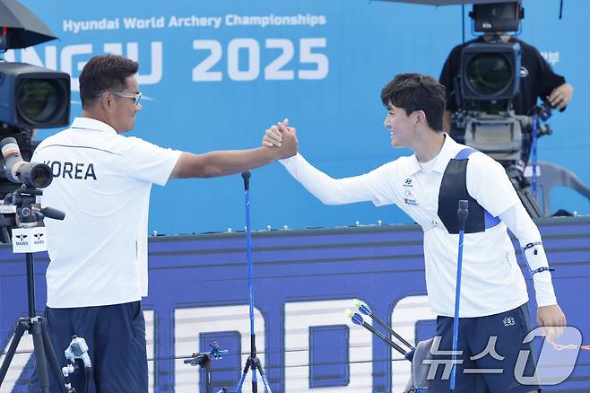 11일 오후 광주 동구 5·18민주광장에서 열린 2025 세계양궁선수권대회 리커브 남자 개인 3.4위전에서 김제덕이 이탈리아 마테오 보르사니를 상대로 승리를 거둔후 송승현 감독과 하이파이브 하고 있다 2025.9.11/뉴스1 ⓒ News1 김태성 기자
