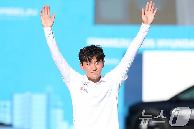 11일 오후 광주 동구 5·18민주광장에서 열린 2025 세계양궁선수권대회 리커브 남자 개인전 시상식에서 동메달을 딴 한국 김제덕이 팬들에게 인사하고 있다. 2025.9.11/뉴스1 ⓒ News1 이승현 기자