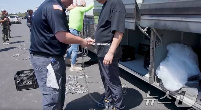 미국 이민세관단속국 ICE(U.S. Immigration and Customs Enforcement)가 조지아주 내 현대자동차그룹과 LG에너지솔루션 합작 배터리 공장 건설 현장의 한국인 직원 300여 명을 기습 단속·구금하는 영상을 공개했다. (ICE 홈페이지. 재판매 및 DB금지) 2025.9.6/뉴스1