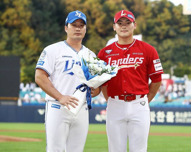 한국 야구 최고의 마무리 투수 오승환(왼쪽)과 후계자 조병현. (SSG 랜더스 제공)