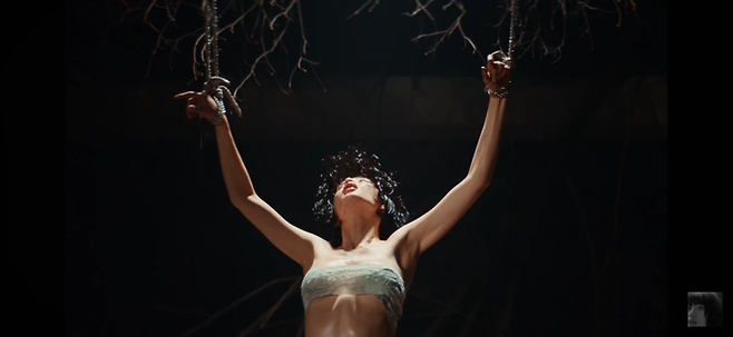 나나.  첫 솔로 앨범의 타이틀곡  ‘GOD’의 뮤직비디오 티저 영상