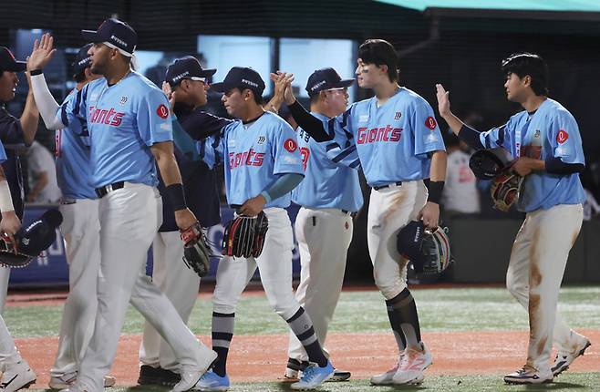 롯데 선수들이 경기 후 하이파이브를 하고 있다. 사진 | 연합뉴스
