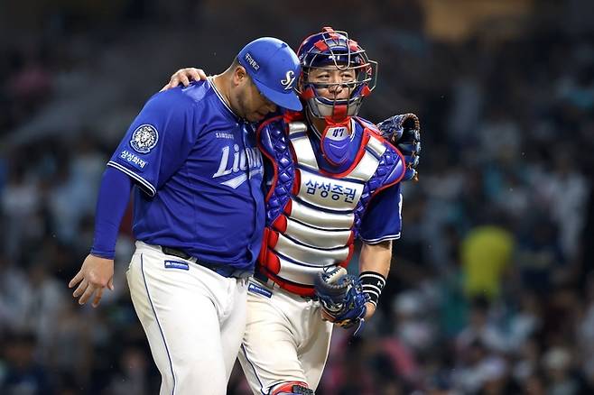 삼성 후라도(왼쪽)가 창원NC파크에서 열린 2025 KBO리그 정규시즌 NC전에서 이닝을 마치고 강민호와 함께 더그아웃으로 들어가고 있다. 사진 | 삼성 라이온즈