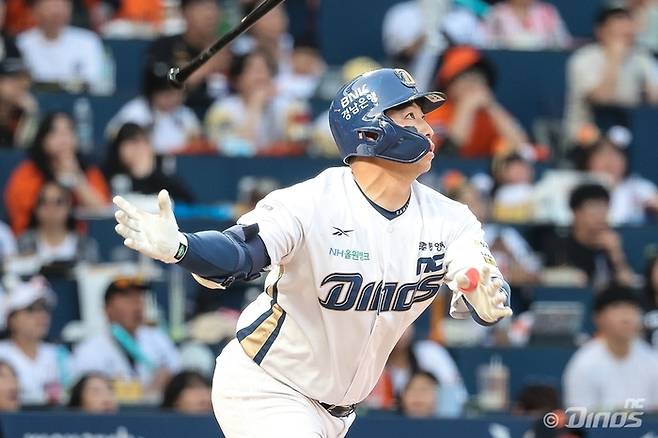 NC 오영수가 창원NC파크에서 열린 2025 KBO리그 한화전에서 만루 홈런을 터트리고 있다. 사진 | NC 다이노스