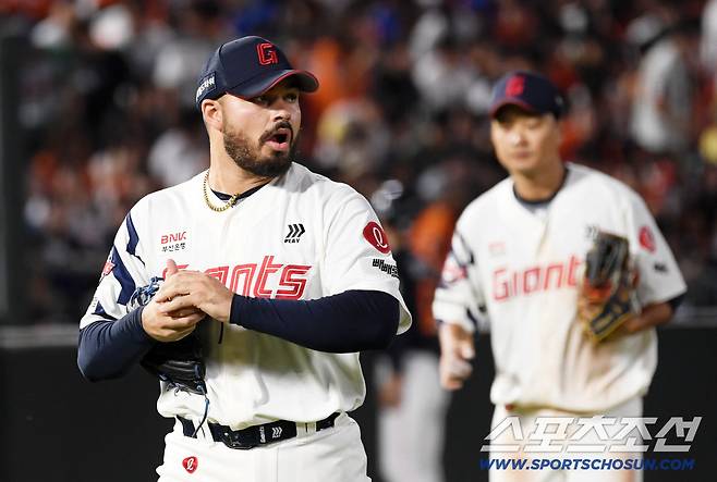 연이은 수비 실책에 힘들었던 선발 감보아.
