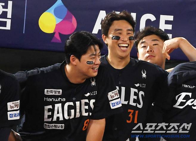 반대로 한화 노시환과 손아섭은 두 경기 연속 맹타를 휘두르며 환호했다.