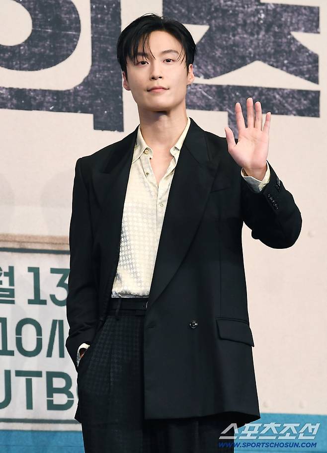 JTBC 토일드라마 '백번의 추억' 제작발표회가 11일 오후 서울 구로구 더링크호텔에서 열렸다. 배우 허남준이 포즈 취하고 있다.



'백번의 추억'은 1980년대 100번 버스 안내양 영례와 종희의 빛나는 우정과 운명적 남자 재필을 둘러싼 애틋한 첫사랑을 그린 청춘 멜로 드라마다. 김다미 신예은 허남준 주연. 양희승 극본, 김상호 연출. 13일 밤 첫 방송된다. 정재근 기자 cjg@sportschosun.com/2025.9.11/