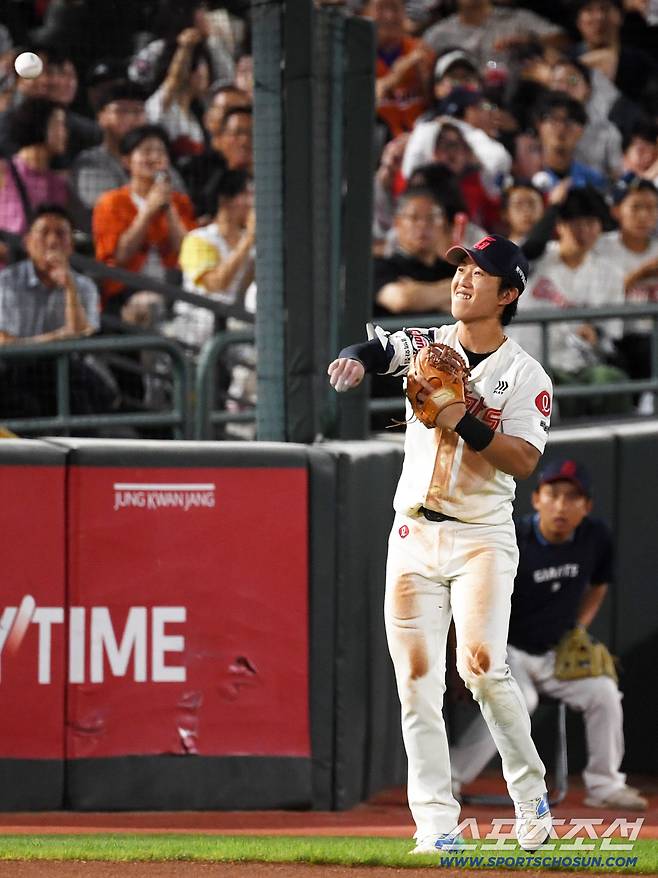 10일 부산 사직구장에서 열린 롯데 자이언츠와 한화 이글스의 경기. 3회초 2사 1,2루 한화 하주석 내야 뜬공을 처리하지 못한 롯데 전민재가 자책하고 있다. 부산=박재만 기자 pjm@sportschosun.com/2025.09.10/