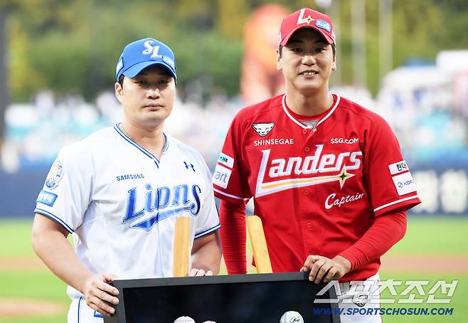 11일 대구 라이온즈파크에서 열린 삼성 라이온즈와 SSG 랜더스의 경기를 앞두고 오승환 은퇴 투어가 진행됐다. 오승환이 기념촬영을 하고 있다. 대구=박재만 기자 pjm@sportschosun.com/2025.09.11/