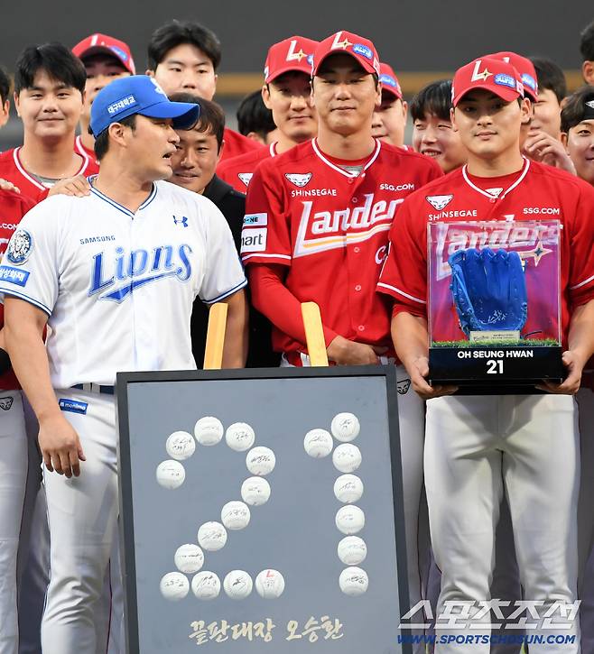 11일 대구 라이온즈파크에서 열린 삼성 라이온즈와 SSG 랜더스의 경기를 앞두고 오승환 은퇴 투어가 진행됐다. 오승환이 기념촬영을 하고 있다. 대구=박재만 기자 pjm@sportschosun.com/2025.09.11/